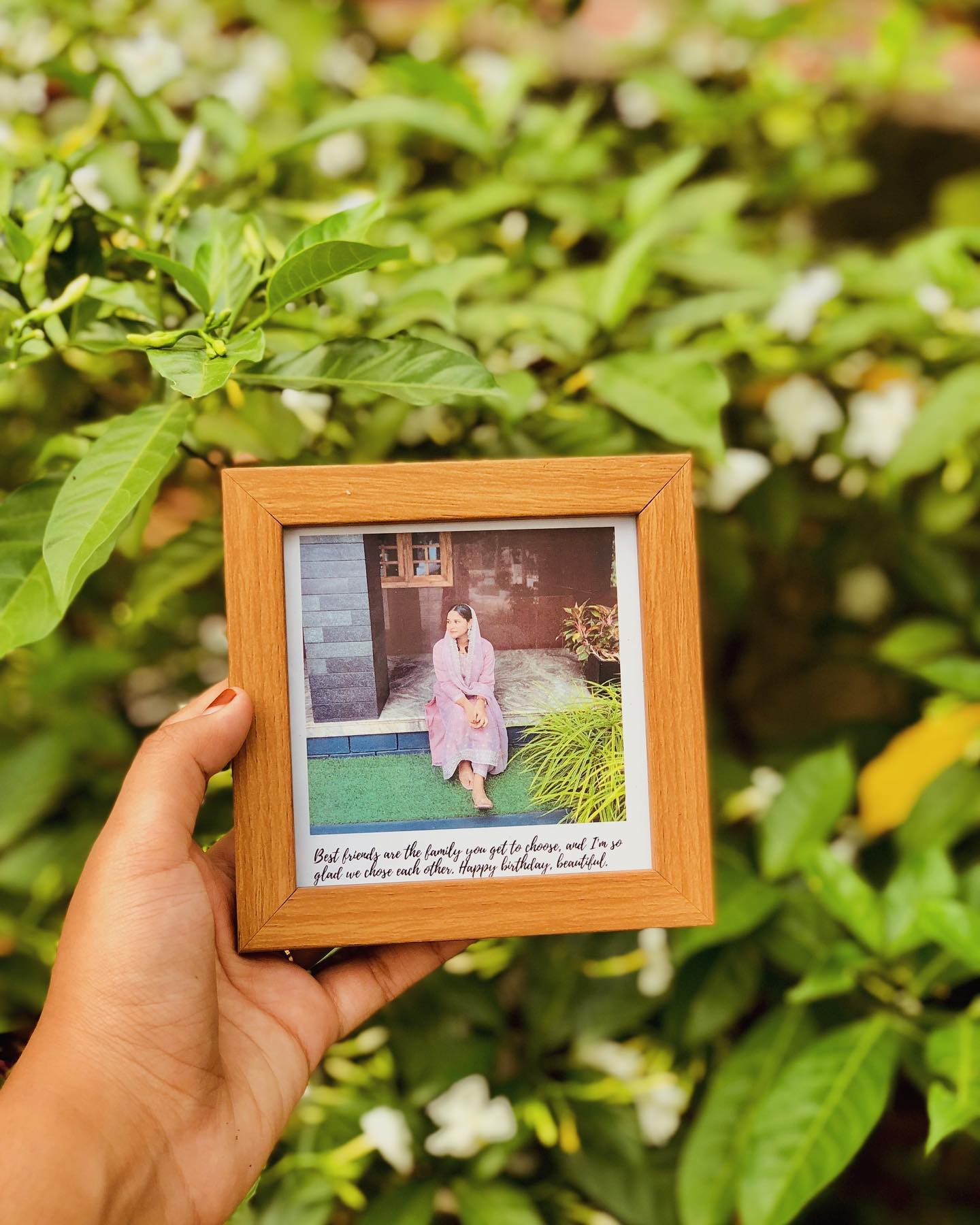A small wooden frame with a personal photo and a heartfelt handwritten birthday quote for a best friend.