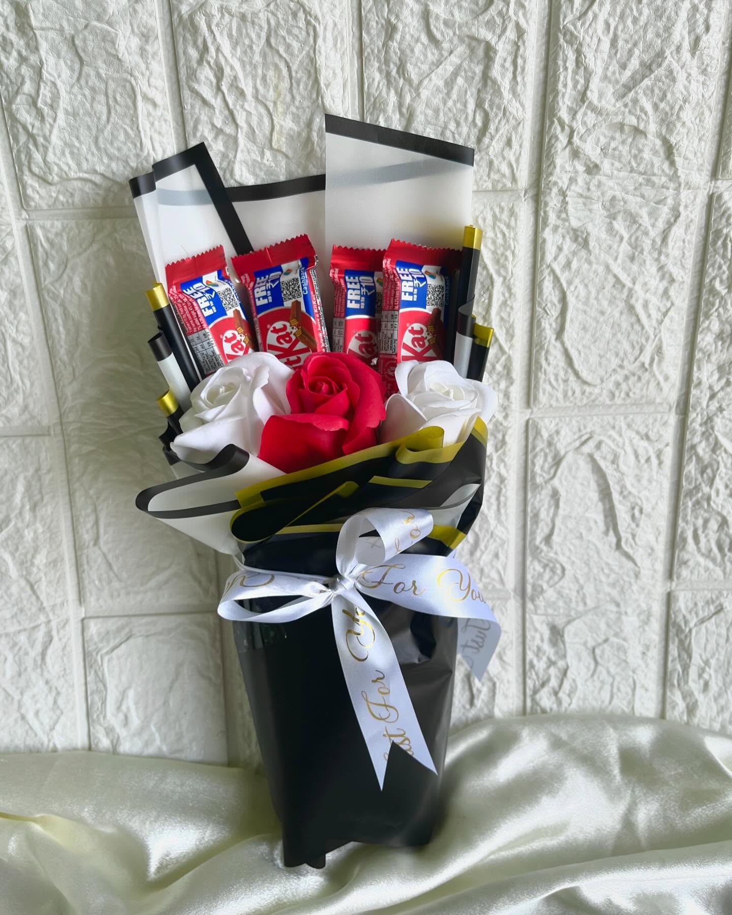 KitKat & Rose Chocolate Bouquet