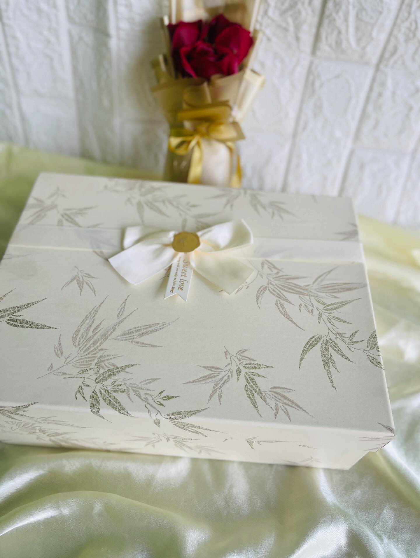 Sweet Love Gift Box & Rose Bouquet